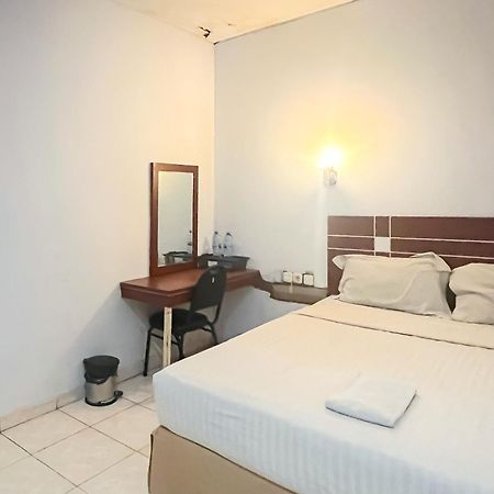 Urbanview Trisula Hotel Makassar Exterior foto