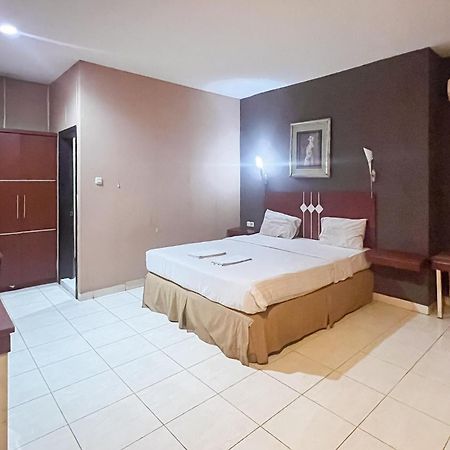 Urbanview Trisula Hotel Makassar Exterior foto