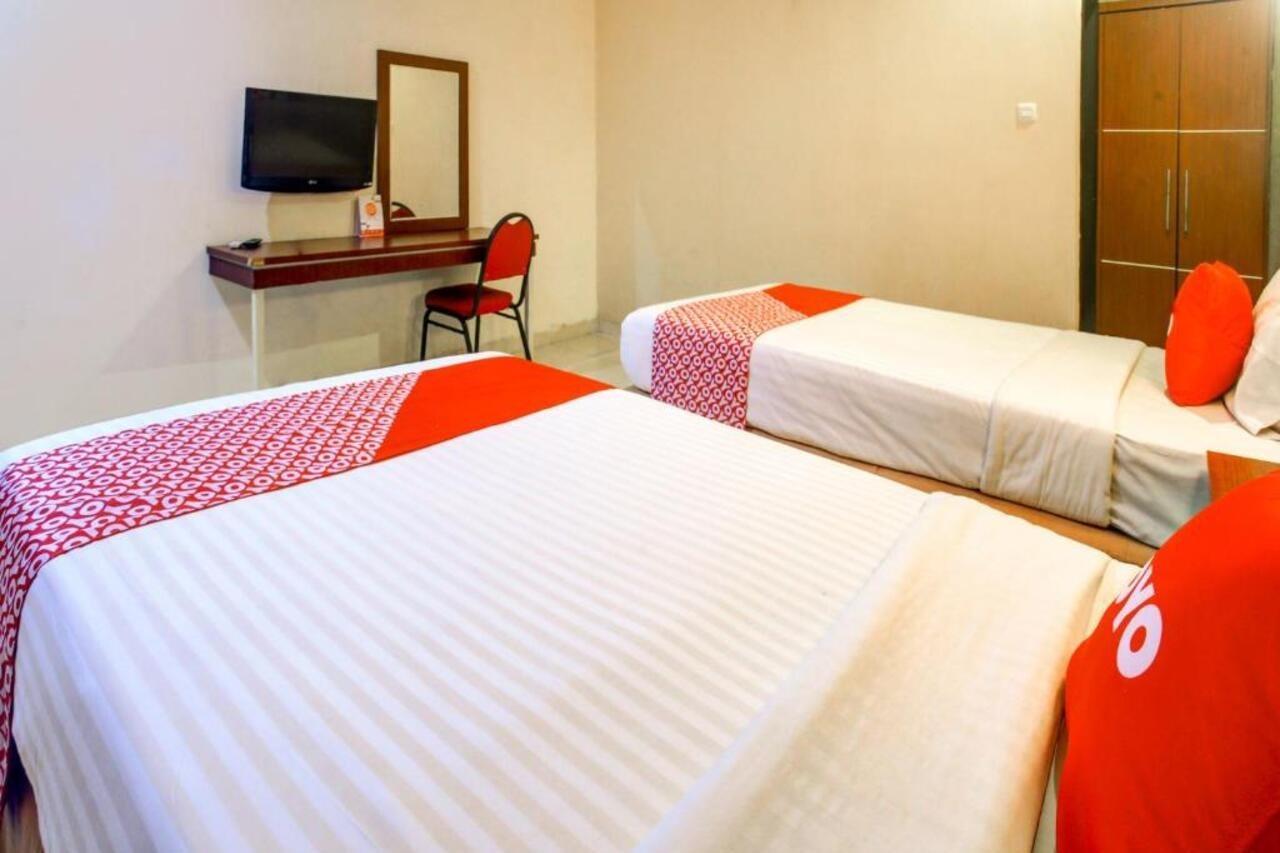 Urbanview Trisula Hotel Makassar Exterior foto