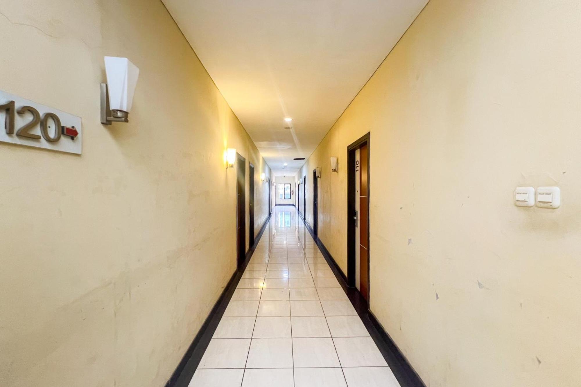 Urbanview Trisula Hotel Makassar Exterior foto