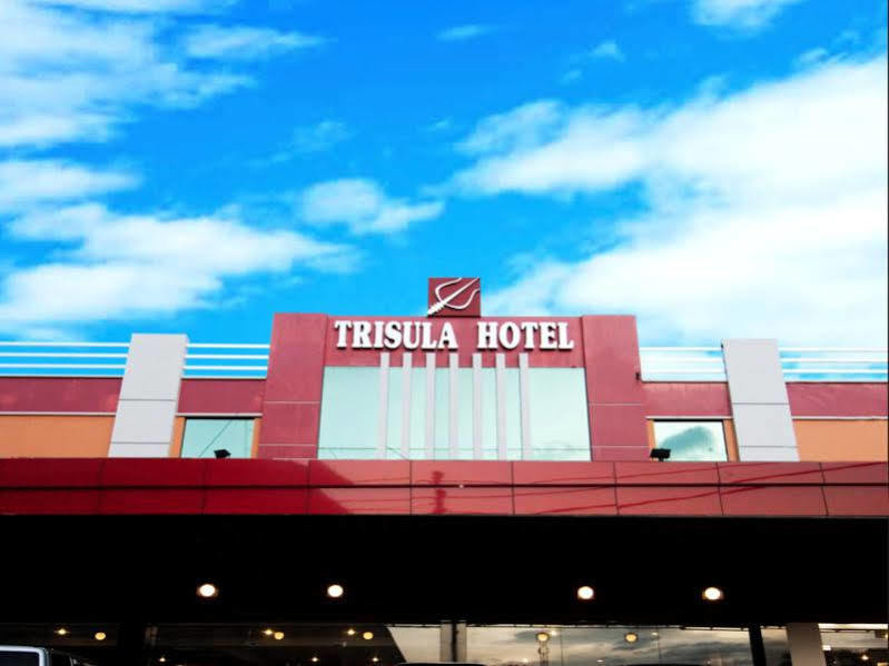 Urbanview Trisula Hotel Makassar Exterior foto